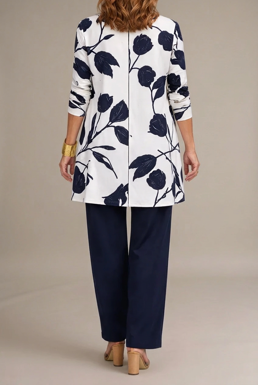 Margaret azul de espalda con fondo gris beige
