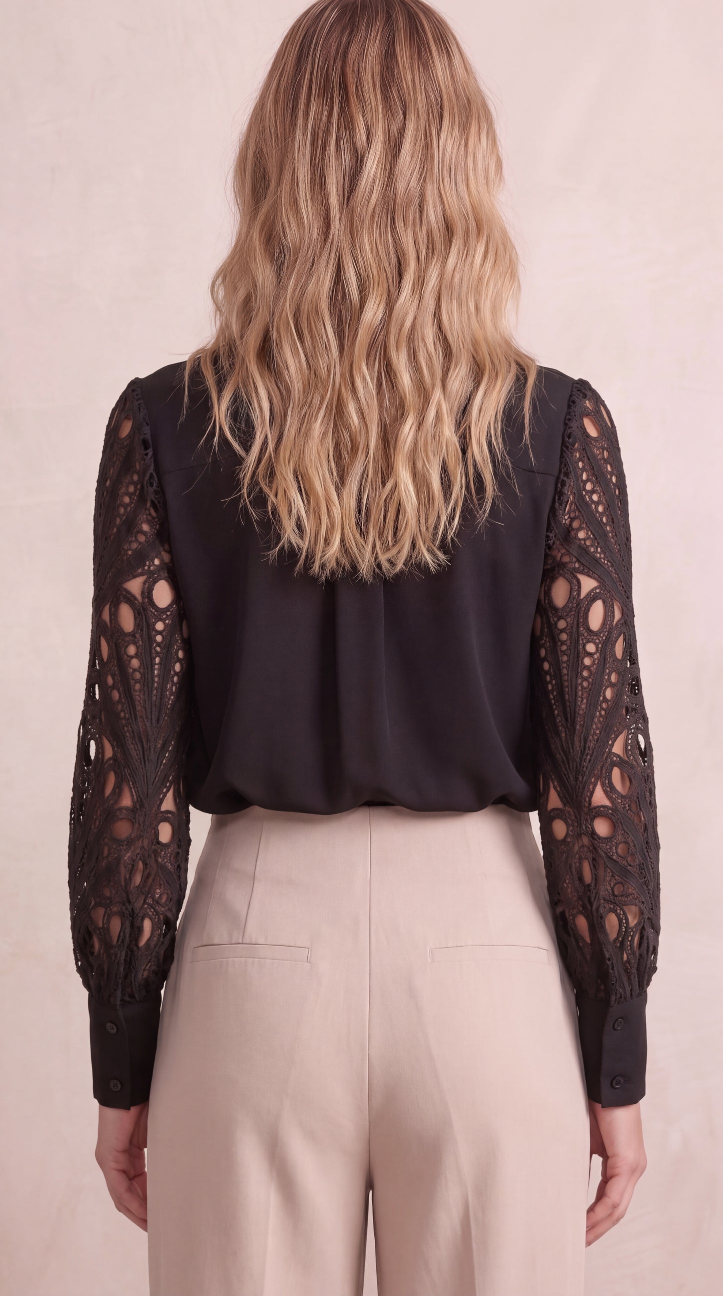 BLUSA MANGAS PERFORADAS