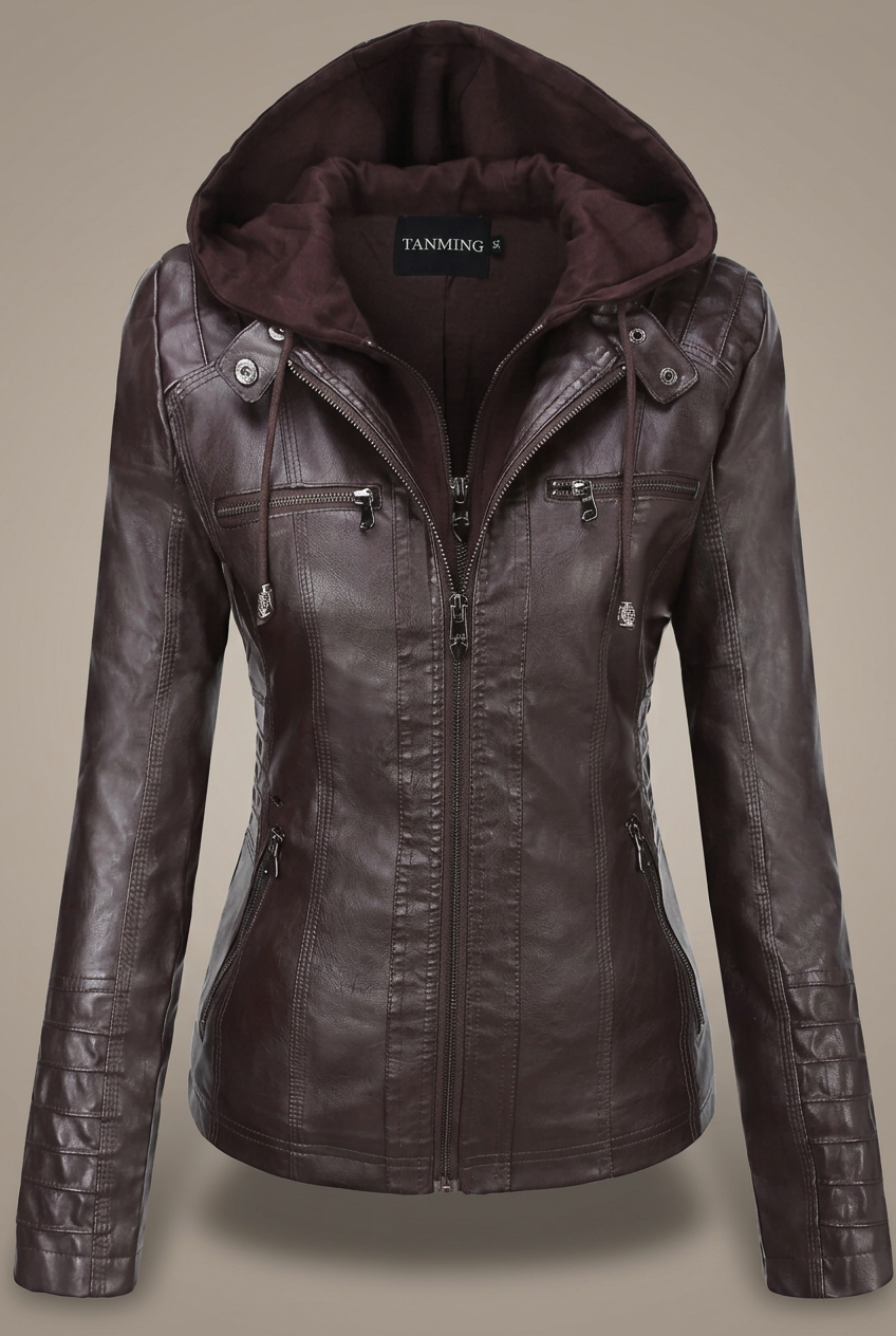 Chaqueta marrón oscuro con capucha sobre fondo gris beige