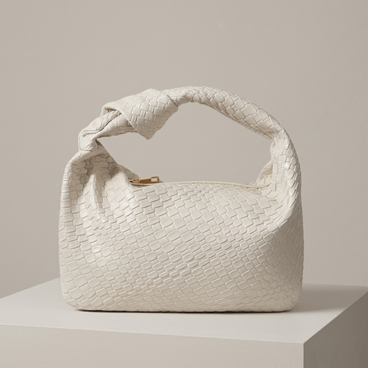 Bolso de mano tejido con nudo