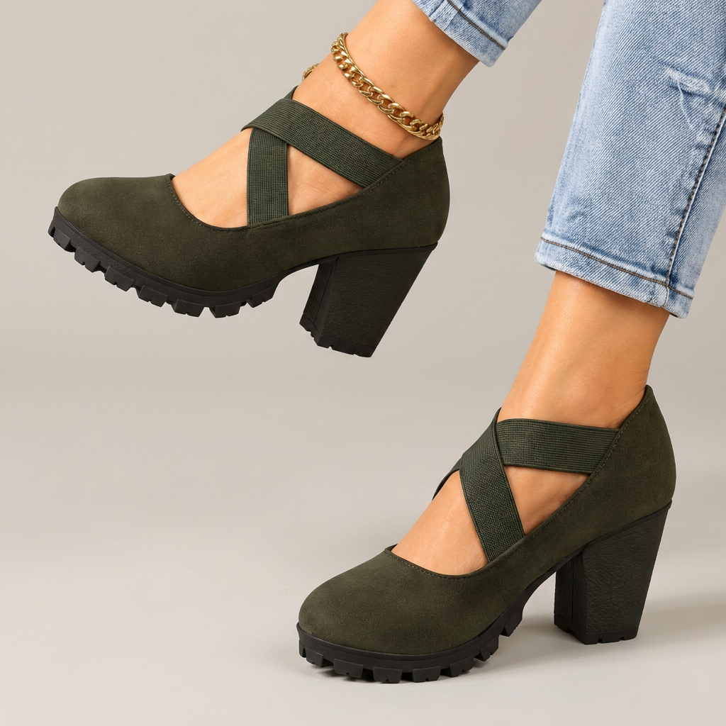 Zapatos Lola verdes con fondo gris cálido