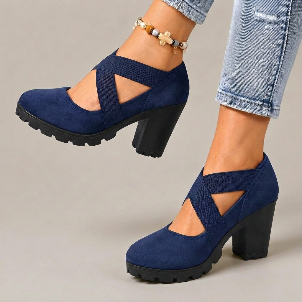 Zapatos Lola azul marino con fondo gris cálido
