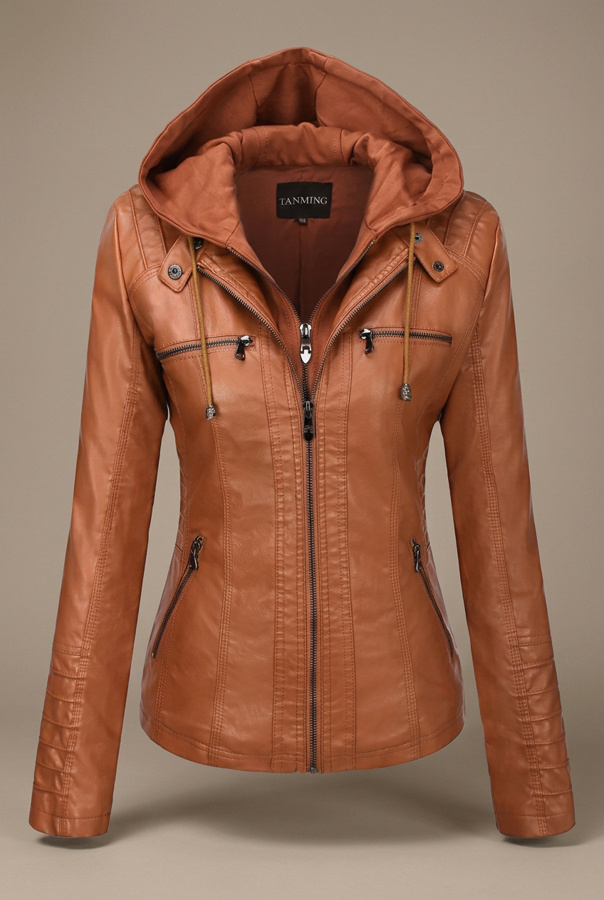 Chaqueta coñac con capucha sobre fondo gris beige