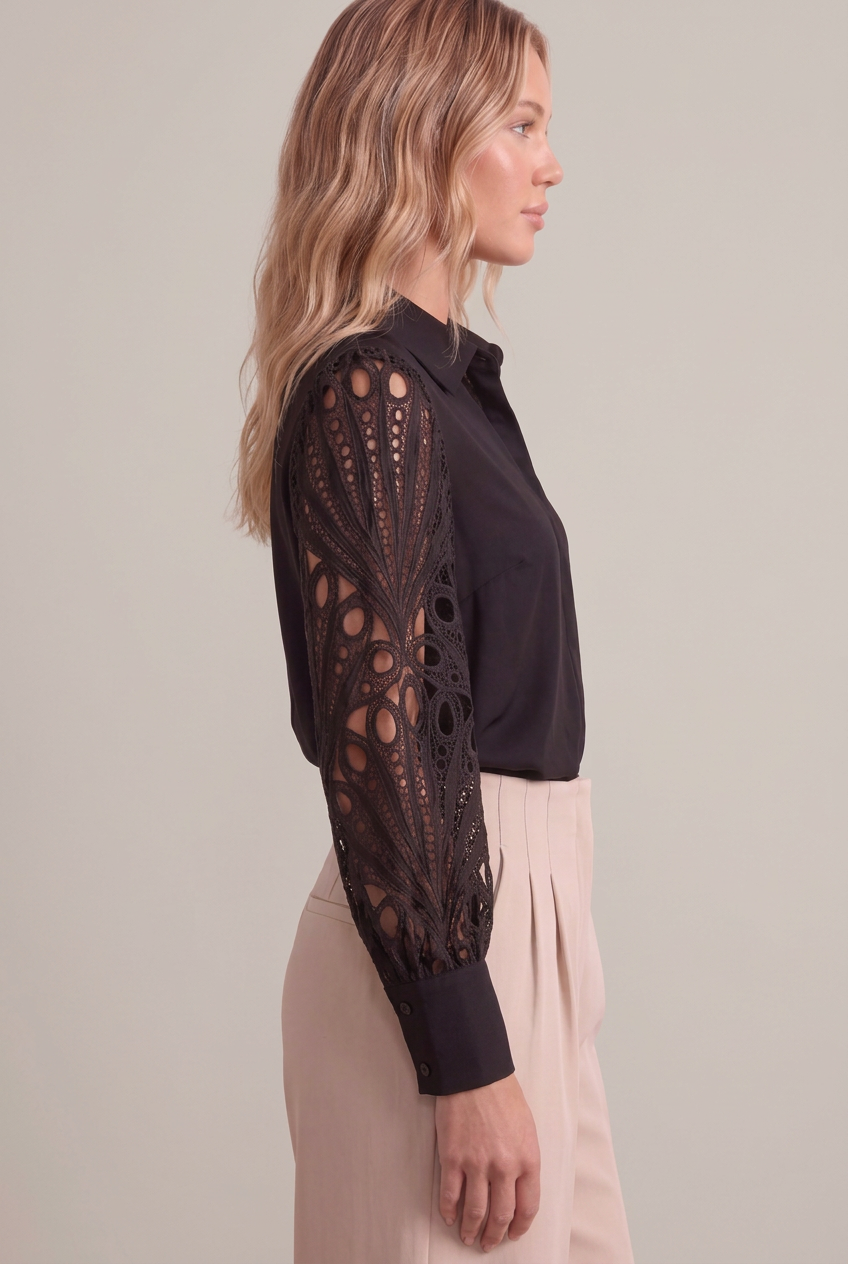Blusa mangas perforadas
