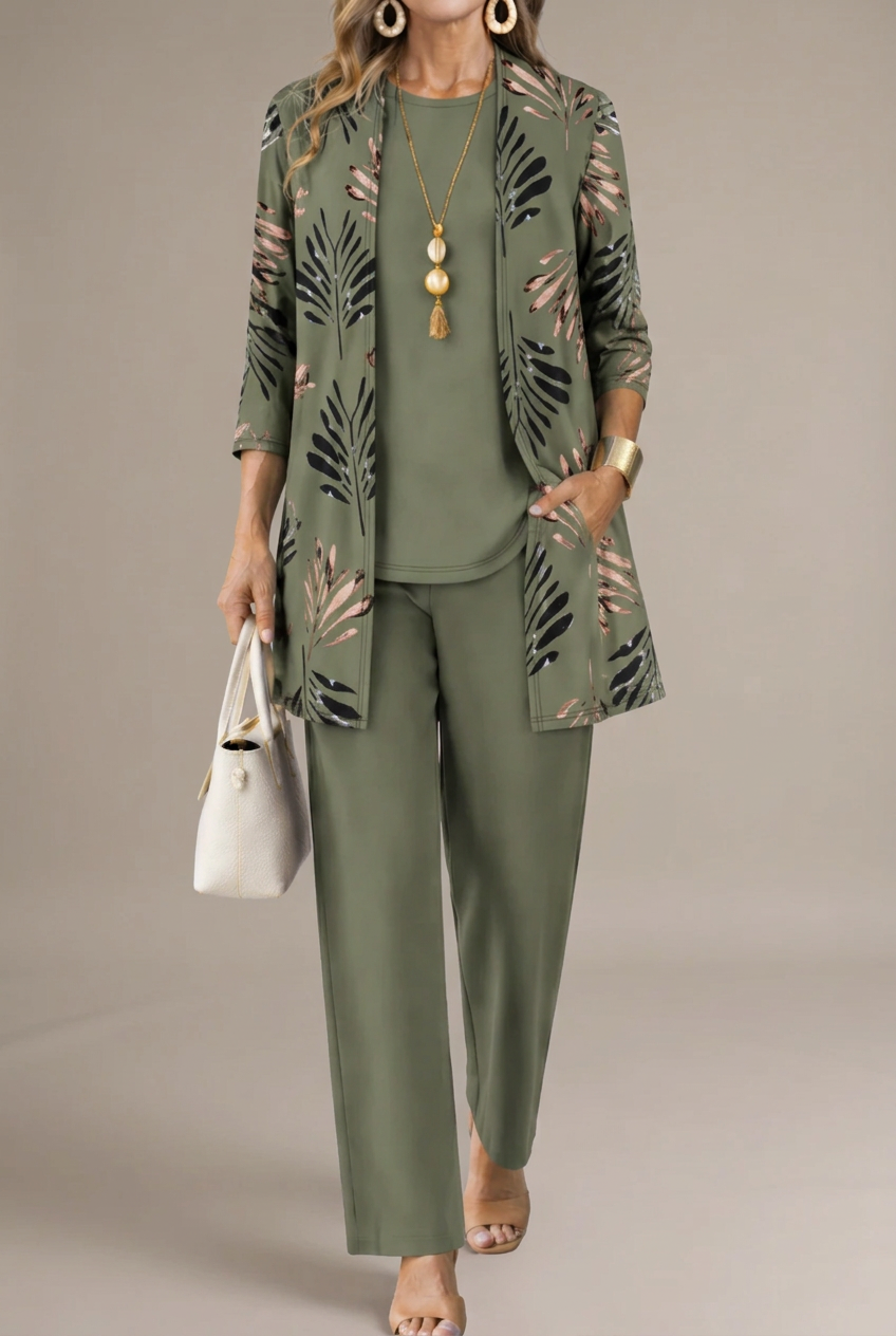 Margaret verde de frente con fondo gris beige