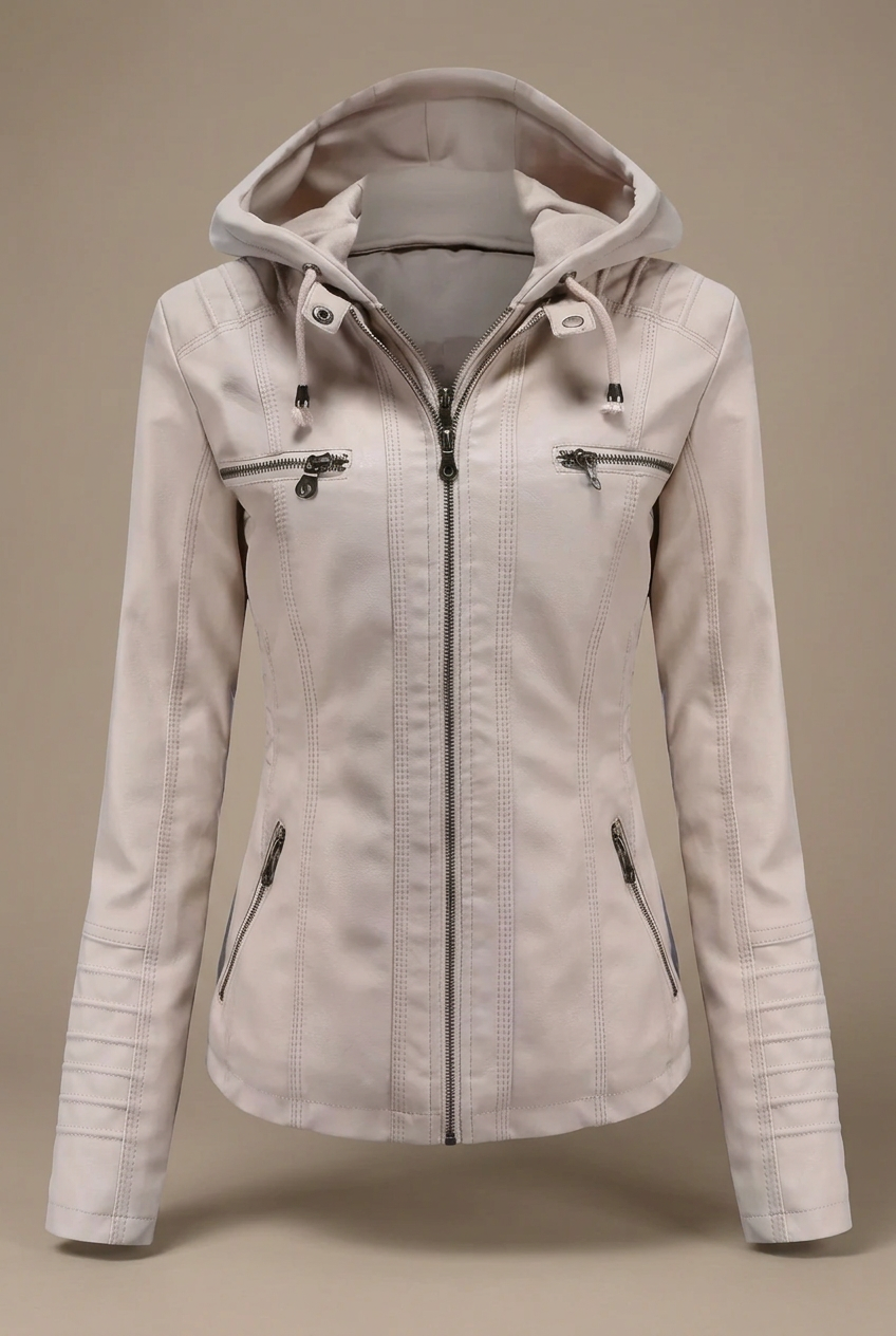 Chaqueta beige con capucha sobre fondo gris beige