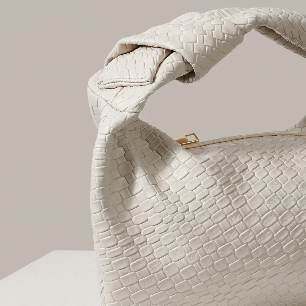 Bolso de mano tejido con nudo