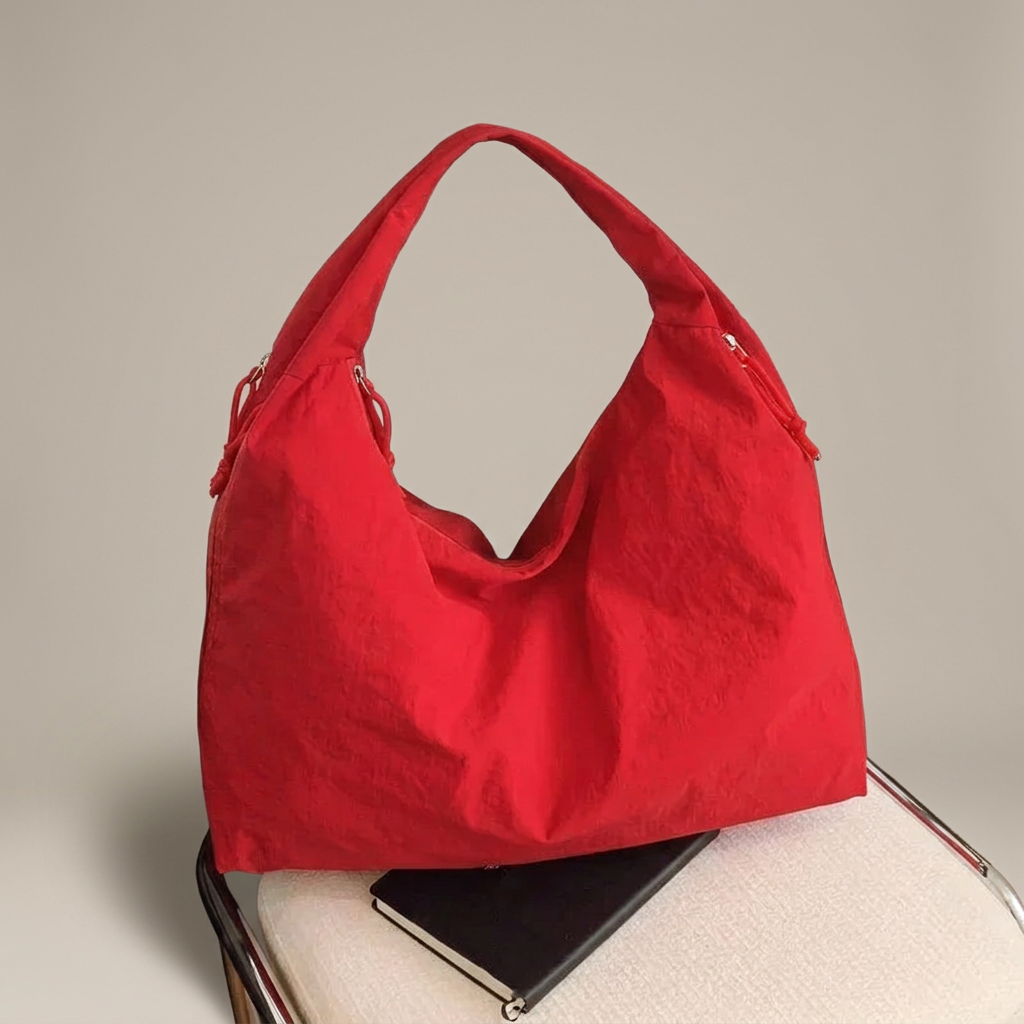Bolso tote rojo con fondo gris cálido