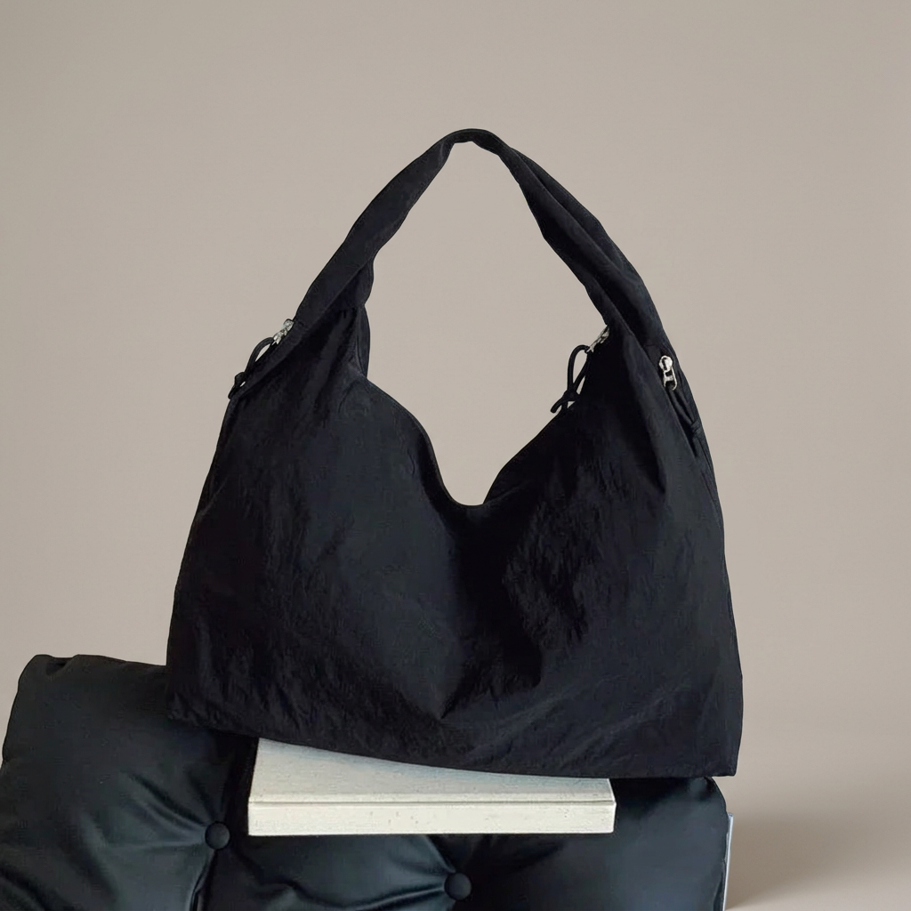 Bolso tote negro con fondo gris cálido