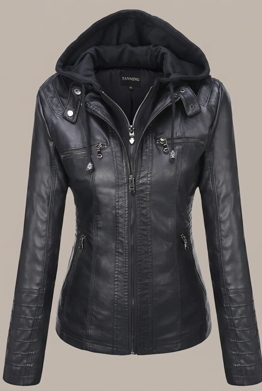 Chaqueta negra con capucha sobre fondo gris beige
