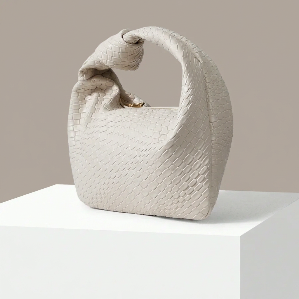 Bolso de mano tejido con nudo
