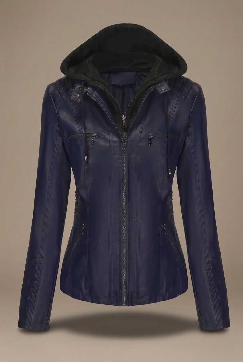 Chaqueta oscura con capucha sobre fondo gris beige