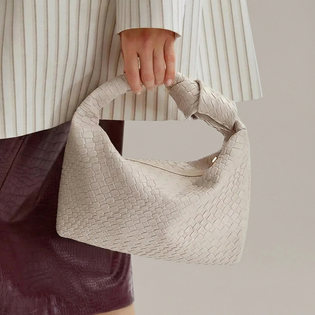 Bolso de mano tejido con nudo