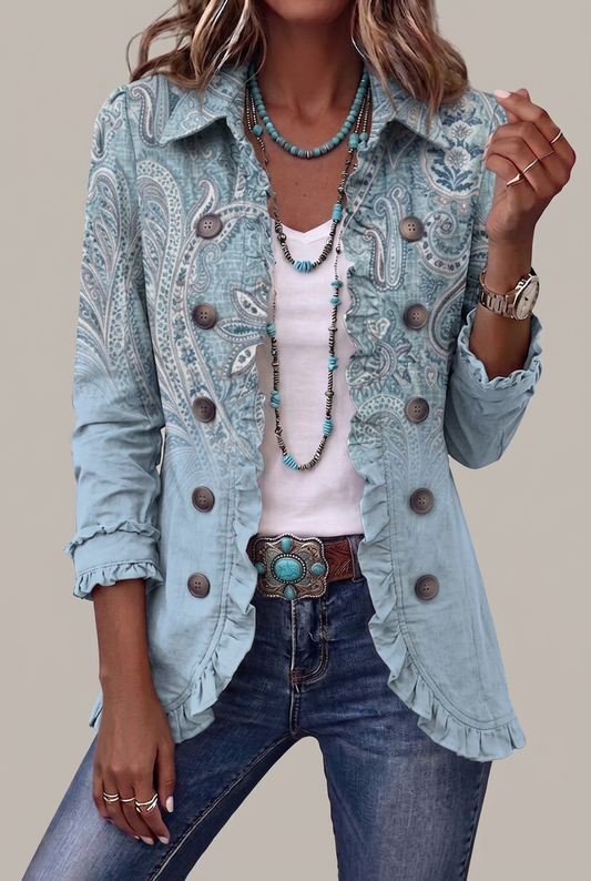 Chaqueta Emilia paisley azul, vista frontal con fondo gris cálido
