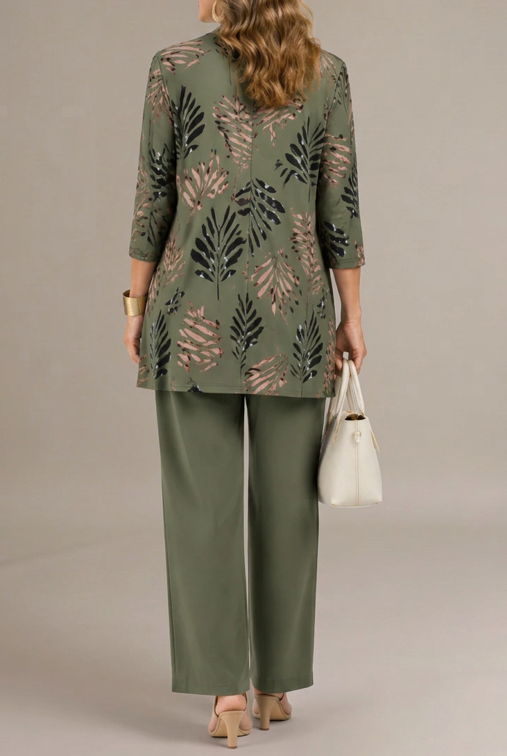 Margaret verde de espalda con fondo gris beige
