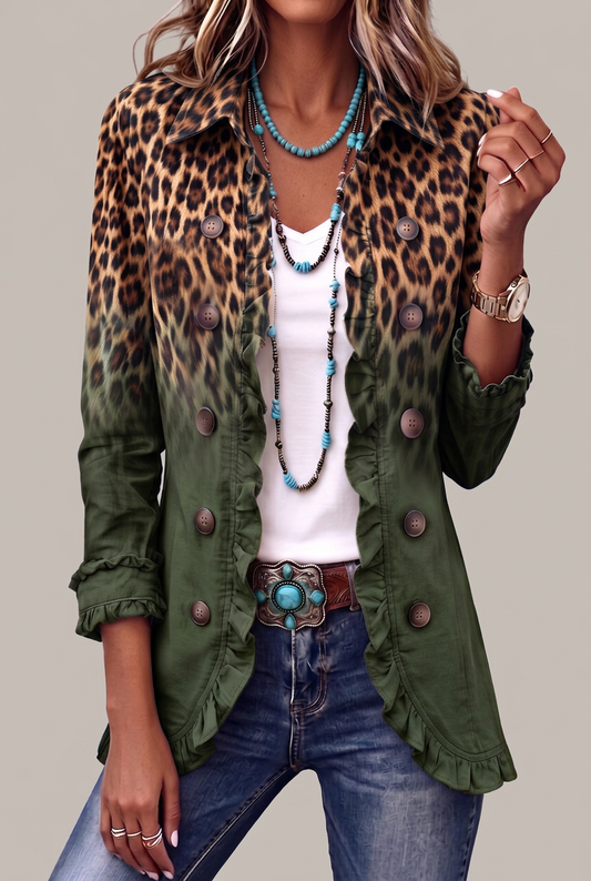 Chaqueta Beatriz leopardo degradado verde, vista frontal con fondo gris cálido
